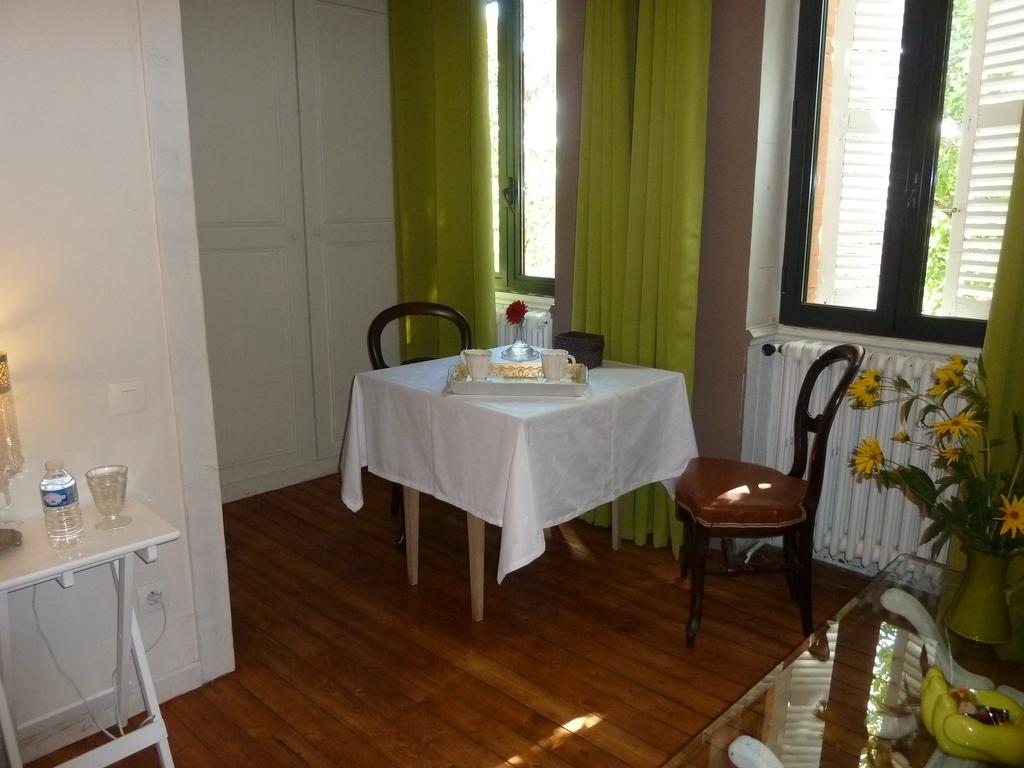 Chambre D'Hotes "Le Village" Villenouvelle Bilik gambar